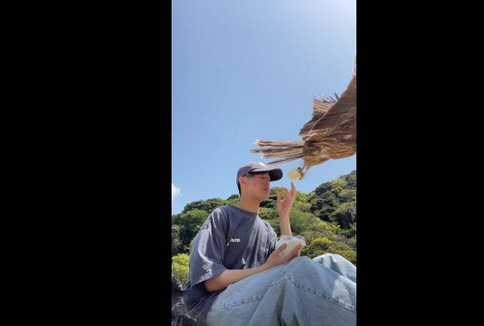 Japon gencin ağzına götürdüğü sandviçi pençesiyle çaldı! Fişek gibi geldi tek hamlede kaptı - Resim: 2